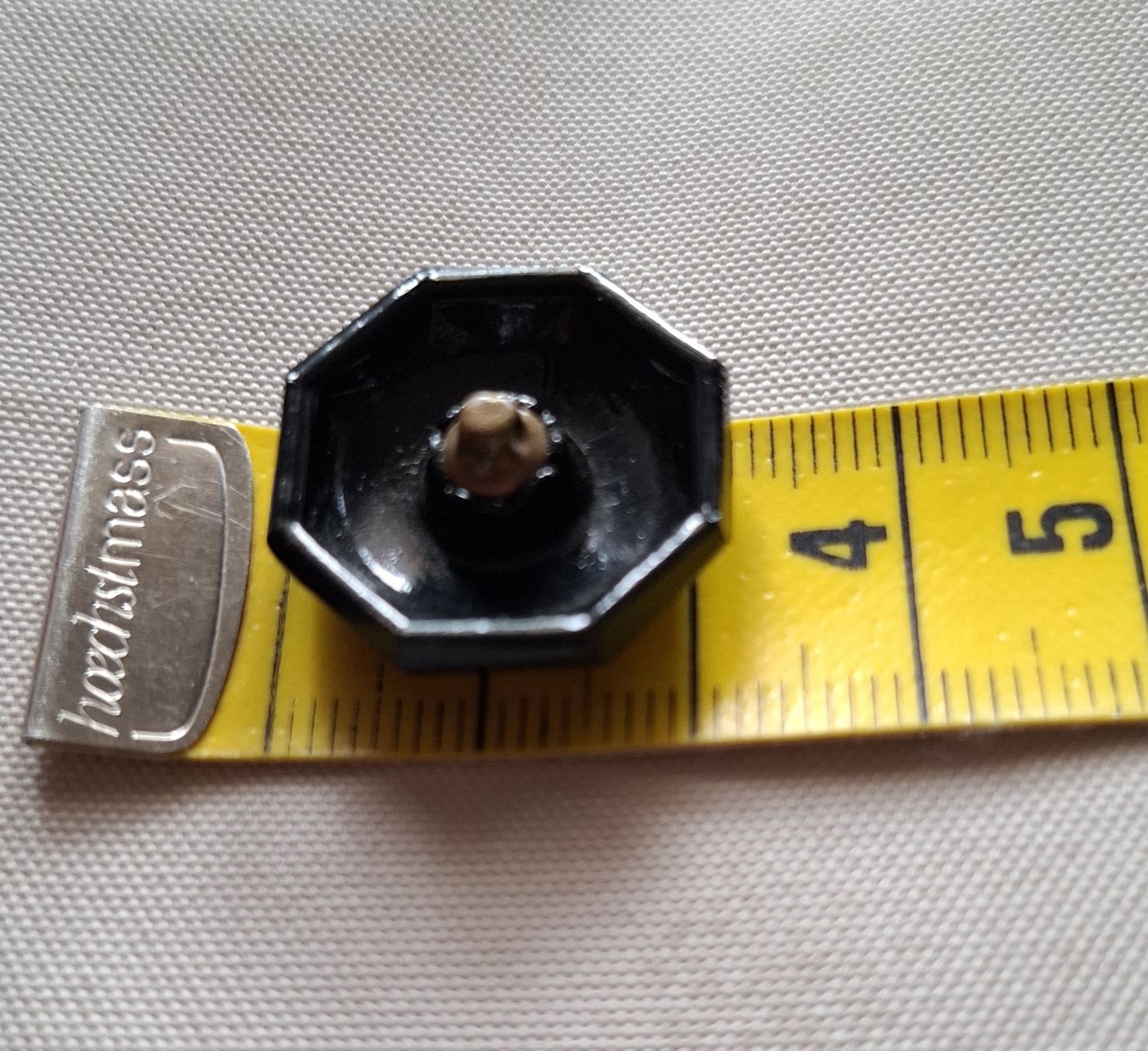 Bottoni: Schwarzer Glasknopf achteckig facettiert, 22 mm. – Usato da Dietikon venduto da Hirschkopf 2