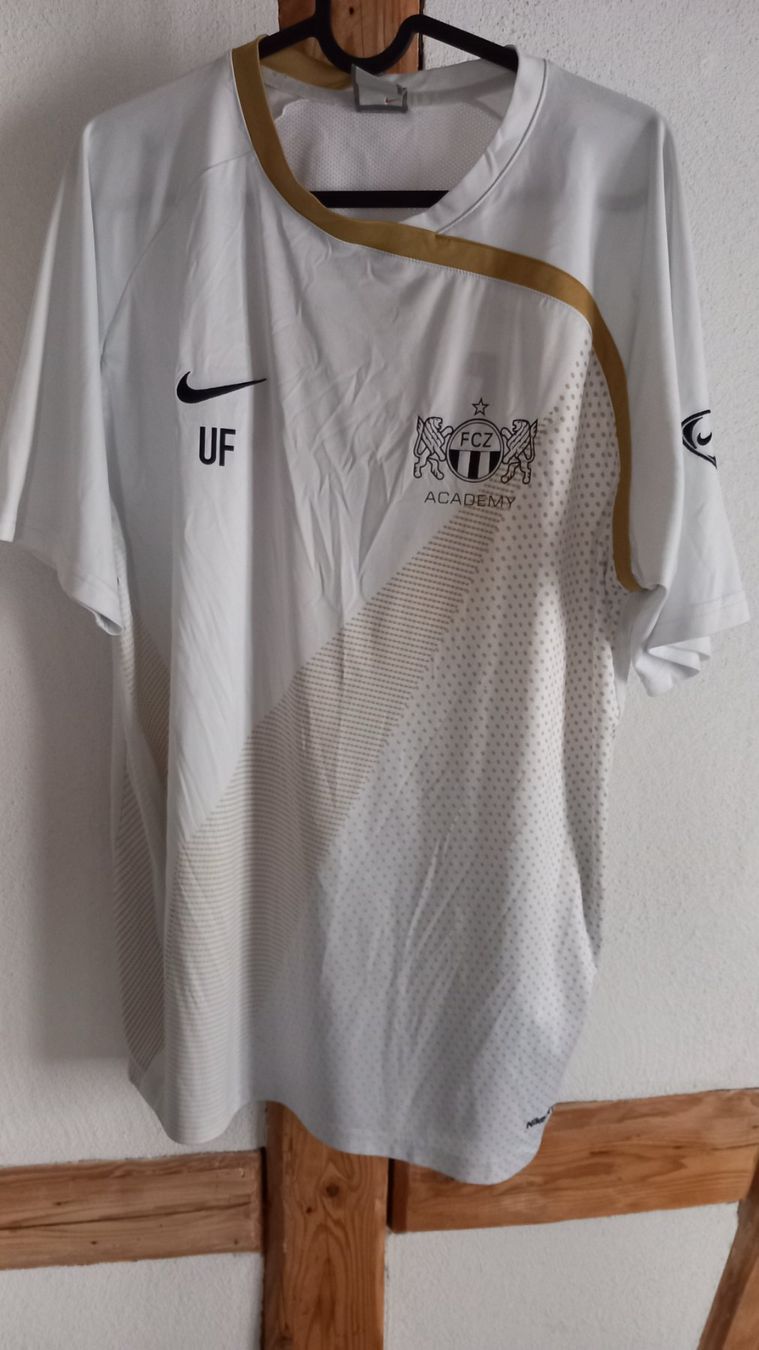 Nike Leibchen & Hosen: FCZ Training Trikot Urs Fischer – Gebraucht aus Langnau am Albis von Charlytheant