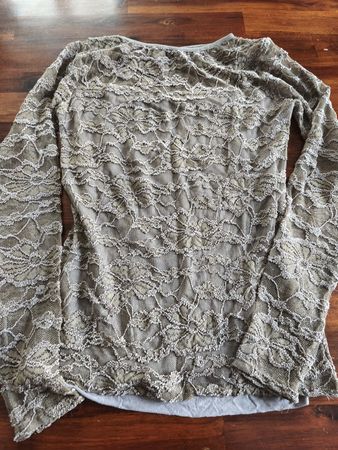 Spitzenbluse in Taupe, innen gefüttert. Grösse M. Baumwolle