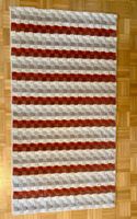 Roter Teppich mit grafischem Muster