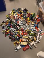 Ca. 200 gebrauchte Spielzeugfahrzeuge – Metall & Kunststoff