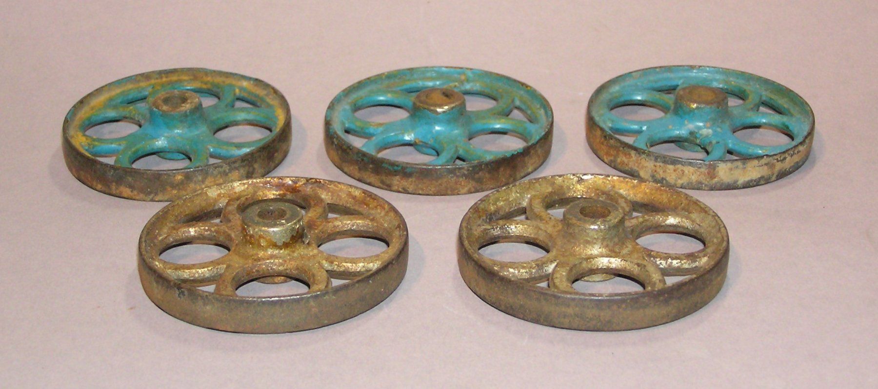 Spielzeuge: 5 ANTIKE SPIELZEUG EISENGUSS RÄDER – Gebraucht aus Grenchen von Antique-hunter 1