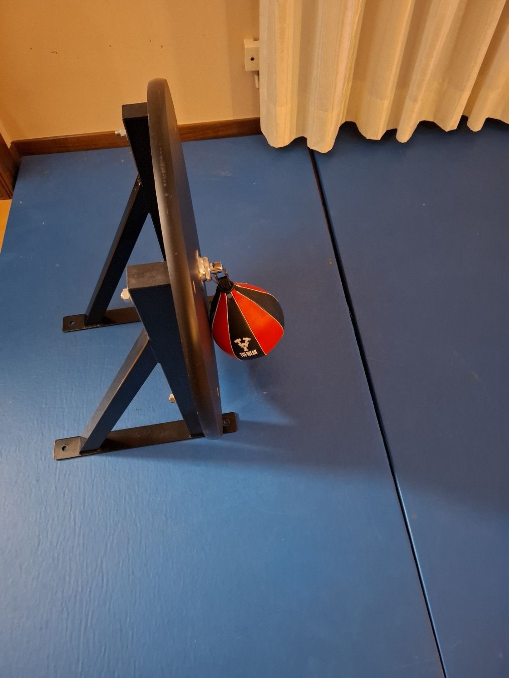 Sacchi da boxe: Plateforme murale pour speed ball avec poire de boxe – Usato da Le Locle venduto da Maria.222 6