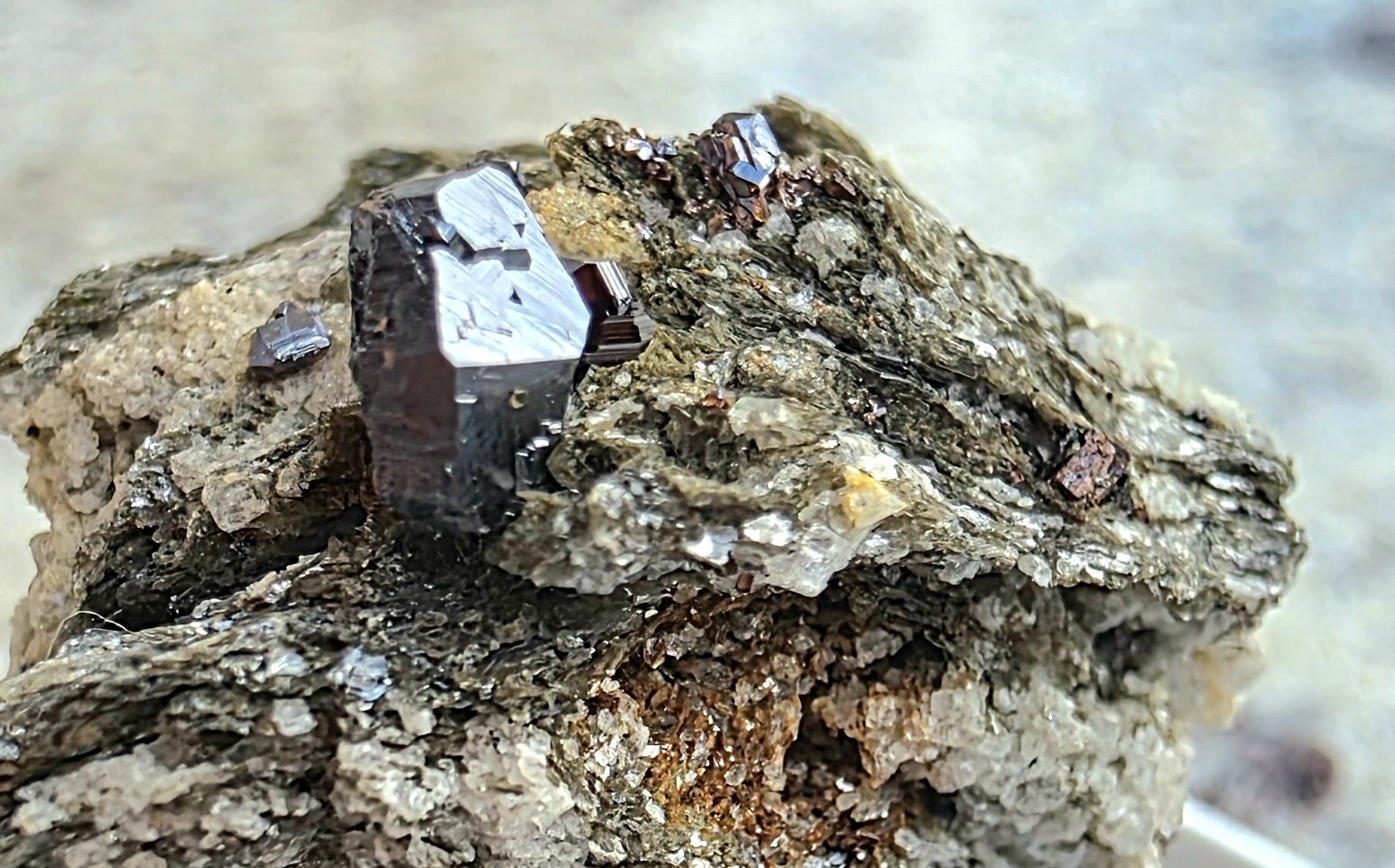 Minéraux & Lithothérapie: Cervandonit mit Magnetit Rutil 3 Stufen Binntal – D'occasion à Glis par nbu_65ys 6