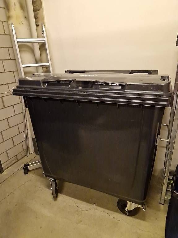 Altro per Ufficio & Commercio: 660L Müllcontainer / Abfallcontainer mit 4 Rädern – Usato da Dreien venduto da vaniih93