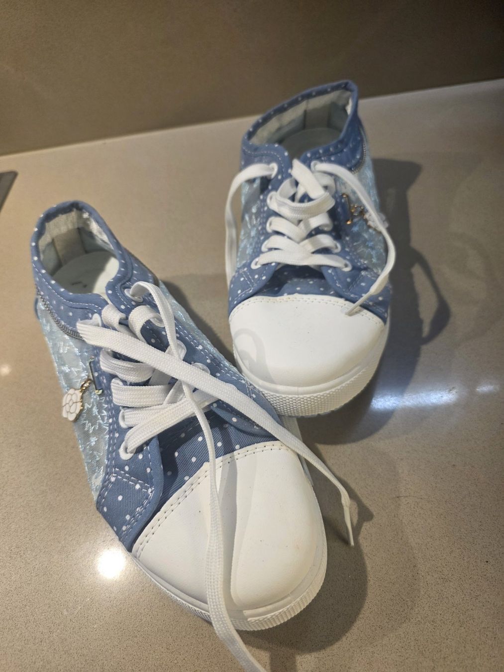 Chaussures femmes: Baskets basses en jeans (été) – Neuf (Voir description) à Pampigny par Sfanette