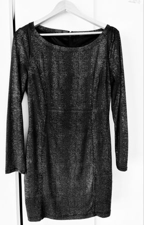 Elegantes schwarzes Abendkleid mit metallischen Punkten 