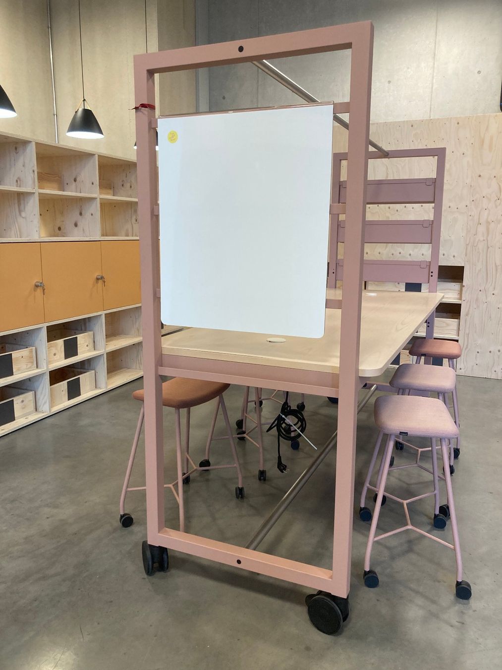Set di tavolo e panche: Flexibler Workshop-, Konferenz- und Arbeitstisch – Usato da Zürich venduto da kita_yara 2