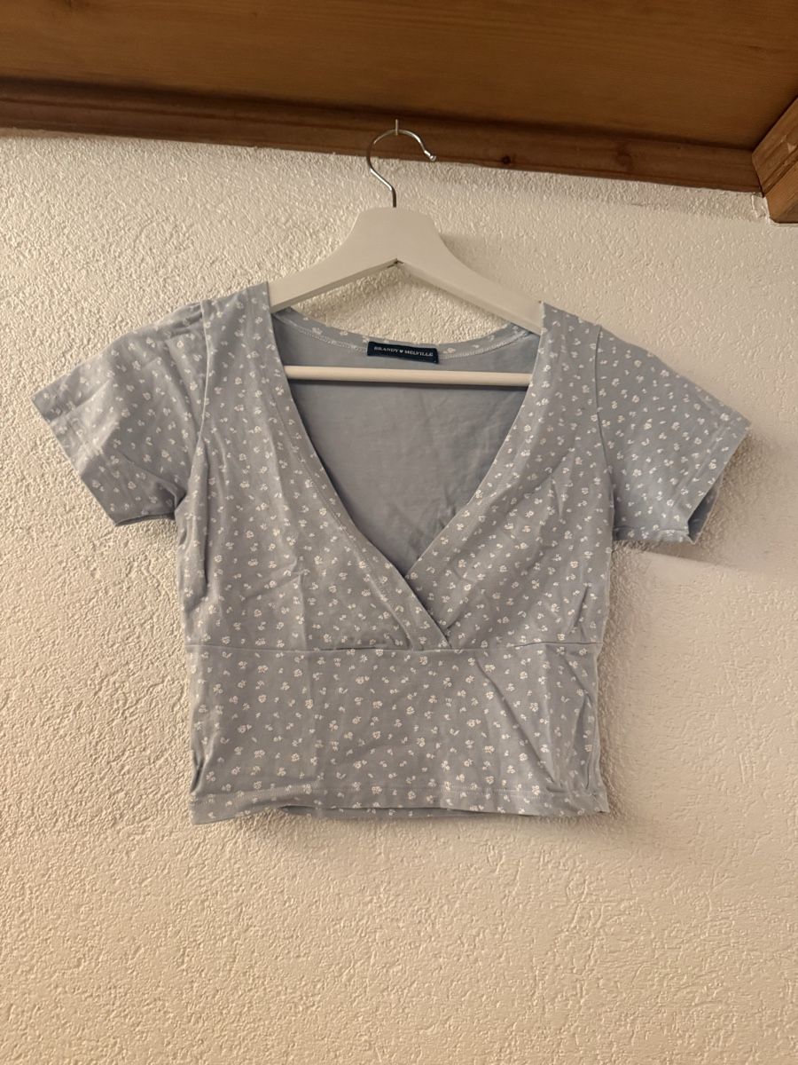 Brandy Melville Top:  Crop Top hellblau geblümt – Usato da Bolligen venduto da lee_orange