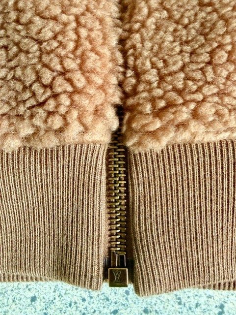 Louis Vuitton Giacche: Louis Vuitton Leather Patch Fleece Blouson - Braun – Nuovo (secondo la descrizione) da Dübendorf venduto da kerstinbrisbane 7