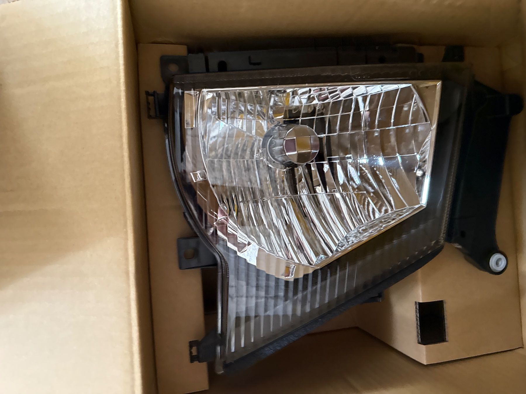 Fari: Scheinwerfer Isuzu – Nuovo e nell'imballaggio originale da Pieterlen venduto da gar_hb8c