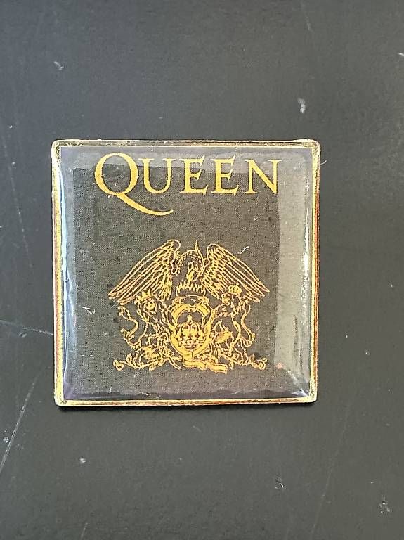 Plaquettes & Badges: Pin QUEEN nummeriert – D'occasion à Basel par fasnachtsoutlet1965
