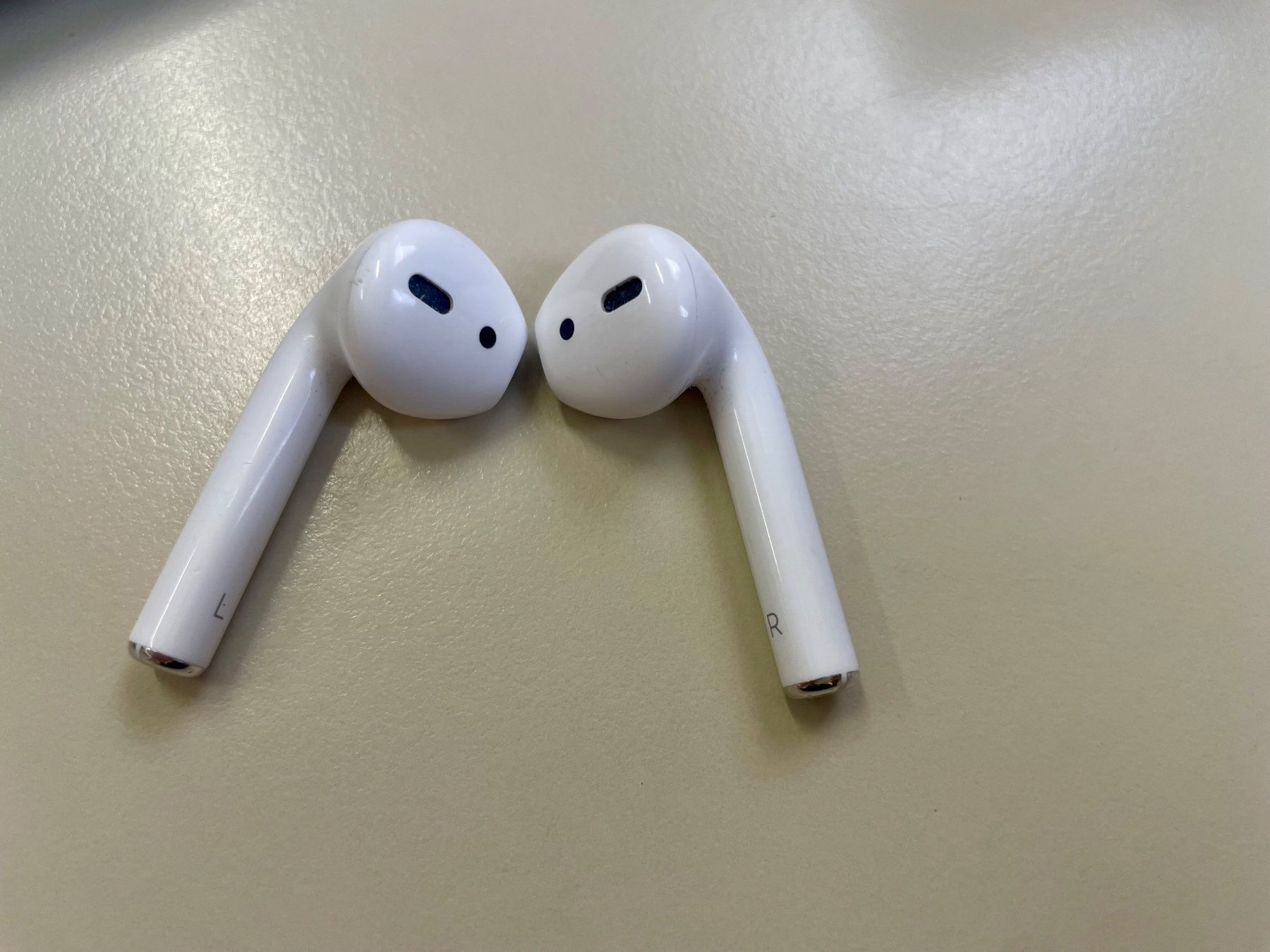 Apple Cuffie: AirPods – Usato da Fribourg venduto da col_j7l5