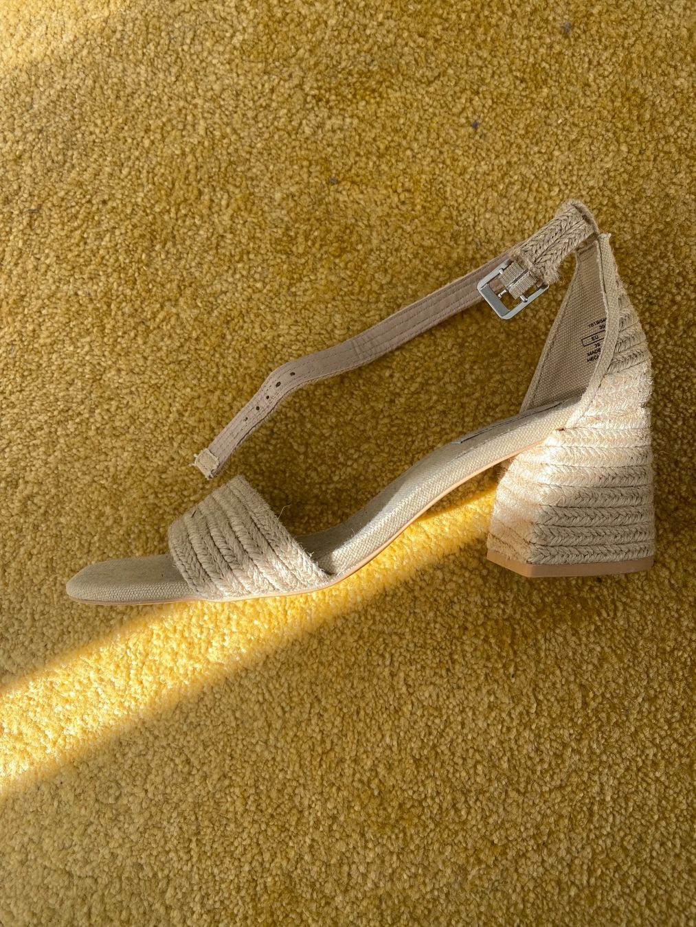Pull&Bear Scarpe da donna: BEIGE SANDALETTEN MIT ABSATZ – Usato da Zürich venduto da isabel137