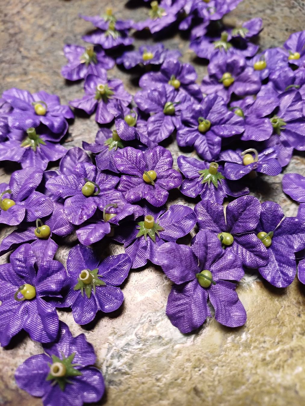 Tutte le decorazioni: 50 Stoffblumenköpfe, Veilchen – Nuovo (secondo la descrizione) da Gächliwil venduto da lesidees 2
