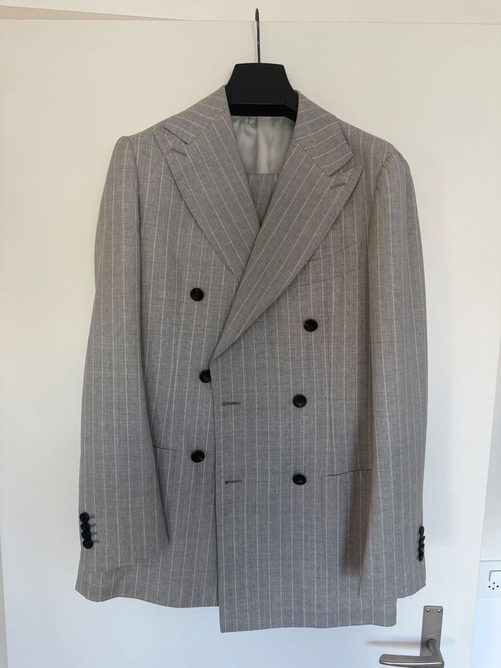 Suitsupply Completi, tute sportive e funzionali: Grauer Doppelreiher Anzug – Usato da Steffisburg venduto da GianZurbruegg 1