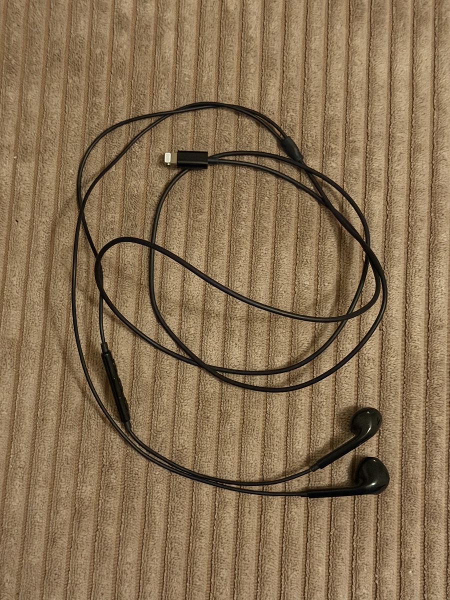 Cuffie: Earphones - Black - used only once – Usato da Zürich venduto da MariKondo