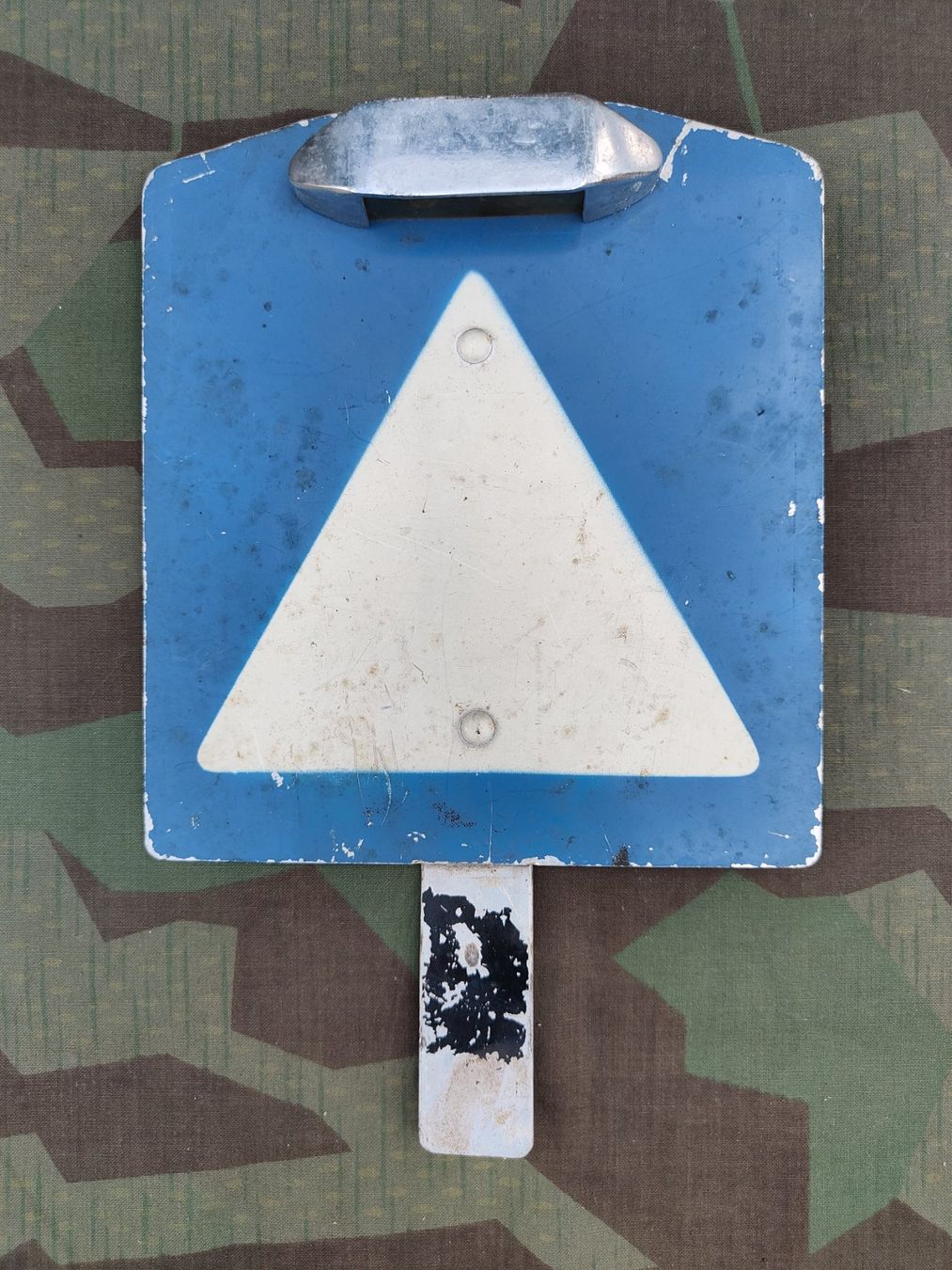 Insegne: Schild Dreieck blau weiss mit Halterung – Usato da Bauma venduto da SwissMilitaria