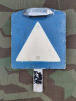 Schild Dreieck blau weiss mit Halterung