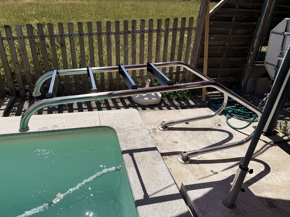 Echelles: Poolleiter V2A Rostfrei mit Klappscharnieren – D'occasion à Schüpfen par Livesteamer 1