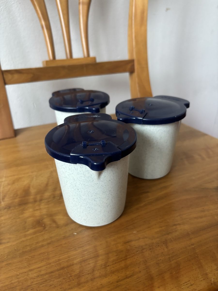 Tupperware Recipients et similaires: Tupperware Becher mit Deckel 3er Set – D'occasion à Flawil par lar_582m
