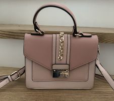 Sac à main rose poudré élégant