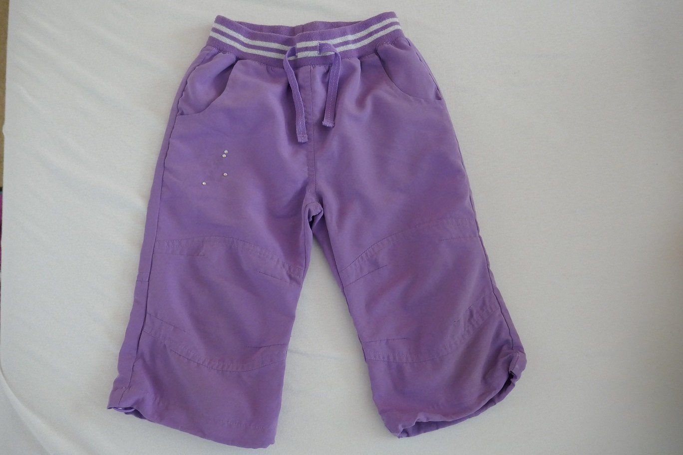 Pantaloni: Schmucke violette Sommerhose, Gr. 116 – Usato da Horgen venduto da Feli39