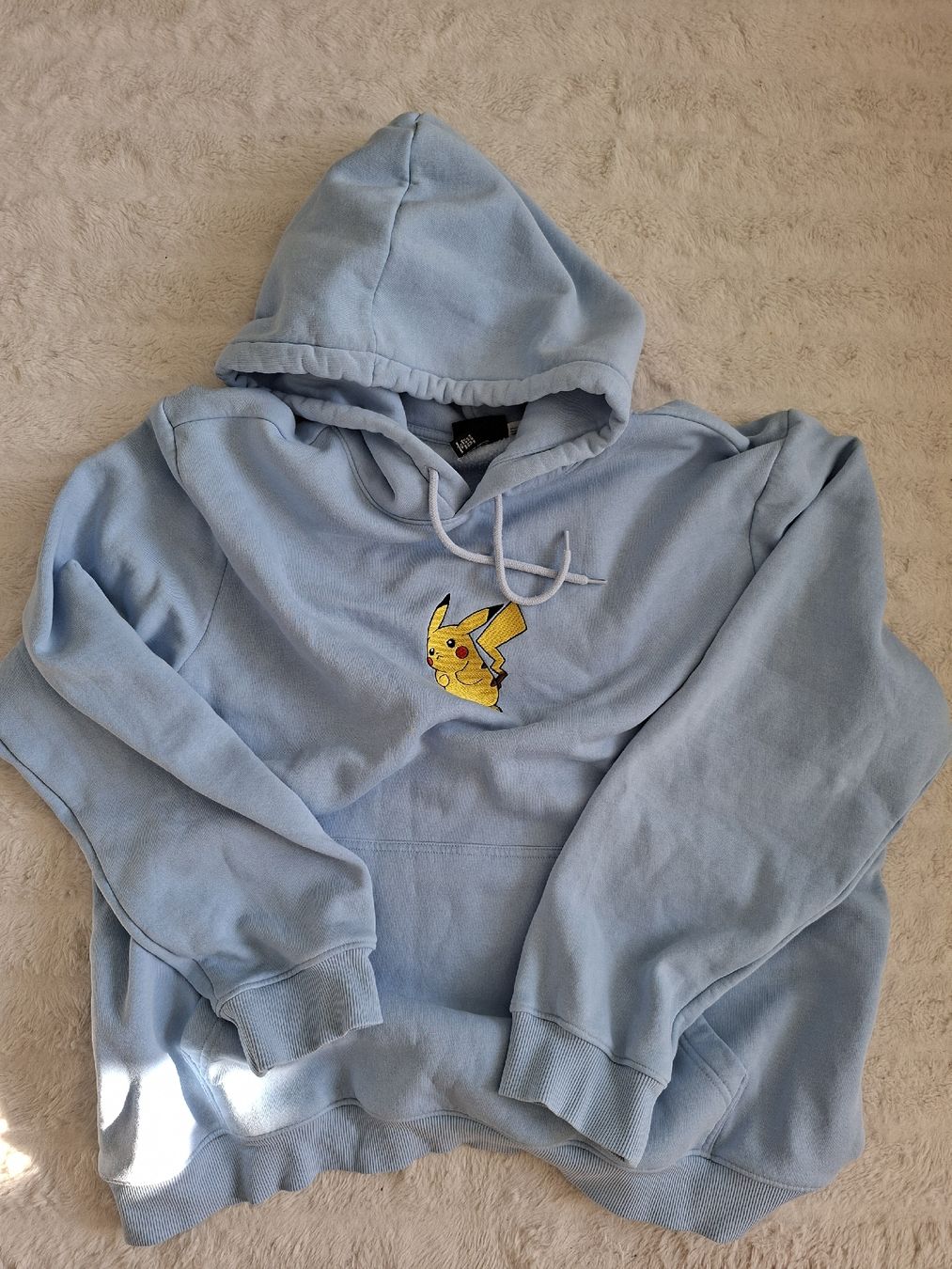Maglioni & Felpe: Sweat à capuche bleu clair Pikachu brodé taille XL  – Usato da Renens VD venduto da ser_j2fn