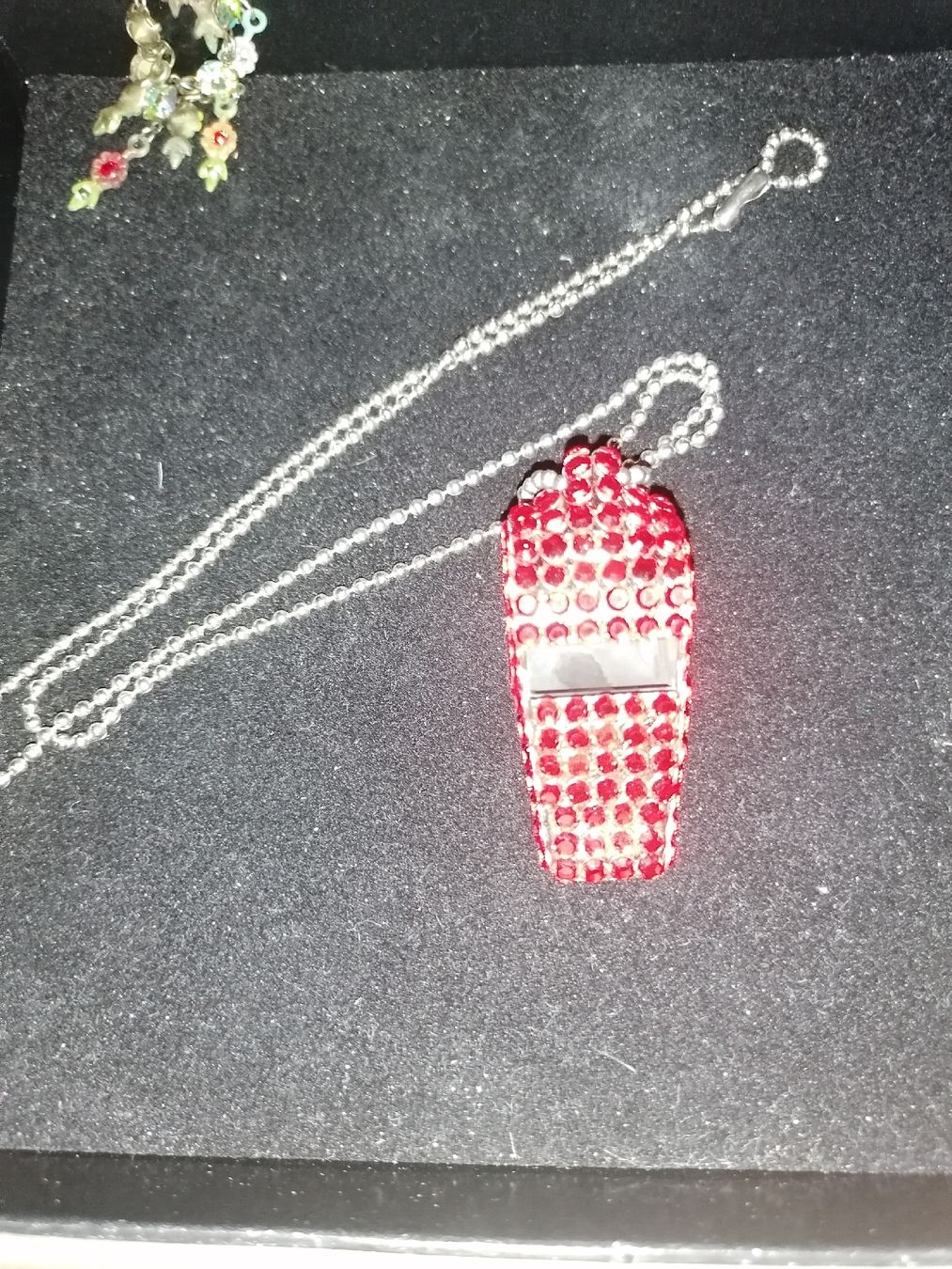 Catenine: Rote Kette mit Strass Anhänger trillerpfeiffe- – Usato da Birrwil venduto da inf_2qrx 1