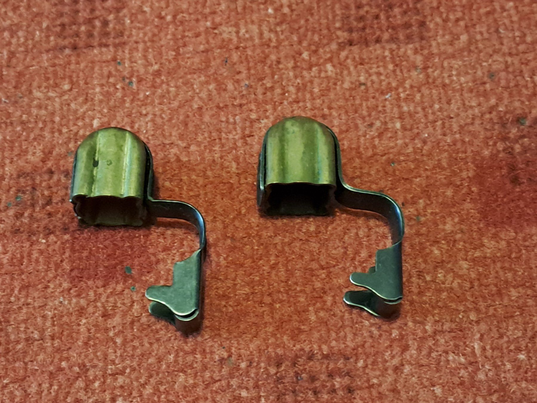 Schweizer Armee Uniformi: 2 Karabiner Deckel,  Messing – Usato da St.Gallen venduto da Infanteriewerk