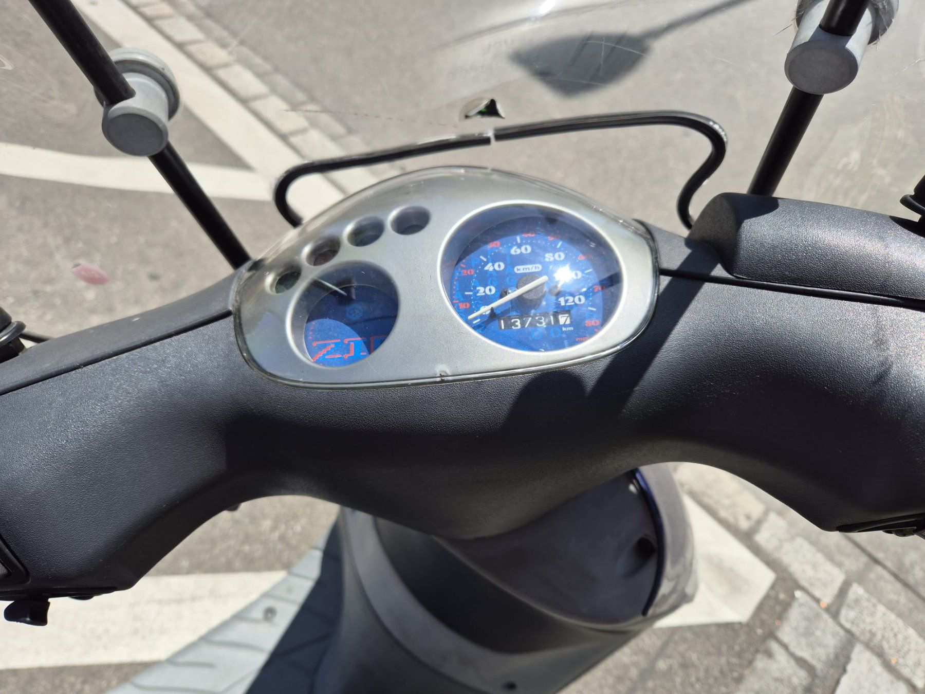 Piaggio Scooters: Kleinmotorrad Piaggio Zip 50 45km/h – Gebraucht aus Zürich von Zooroo 4