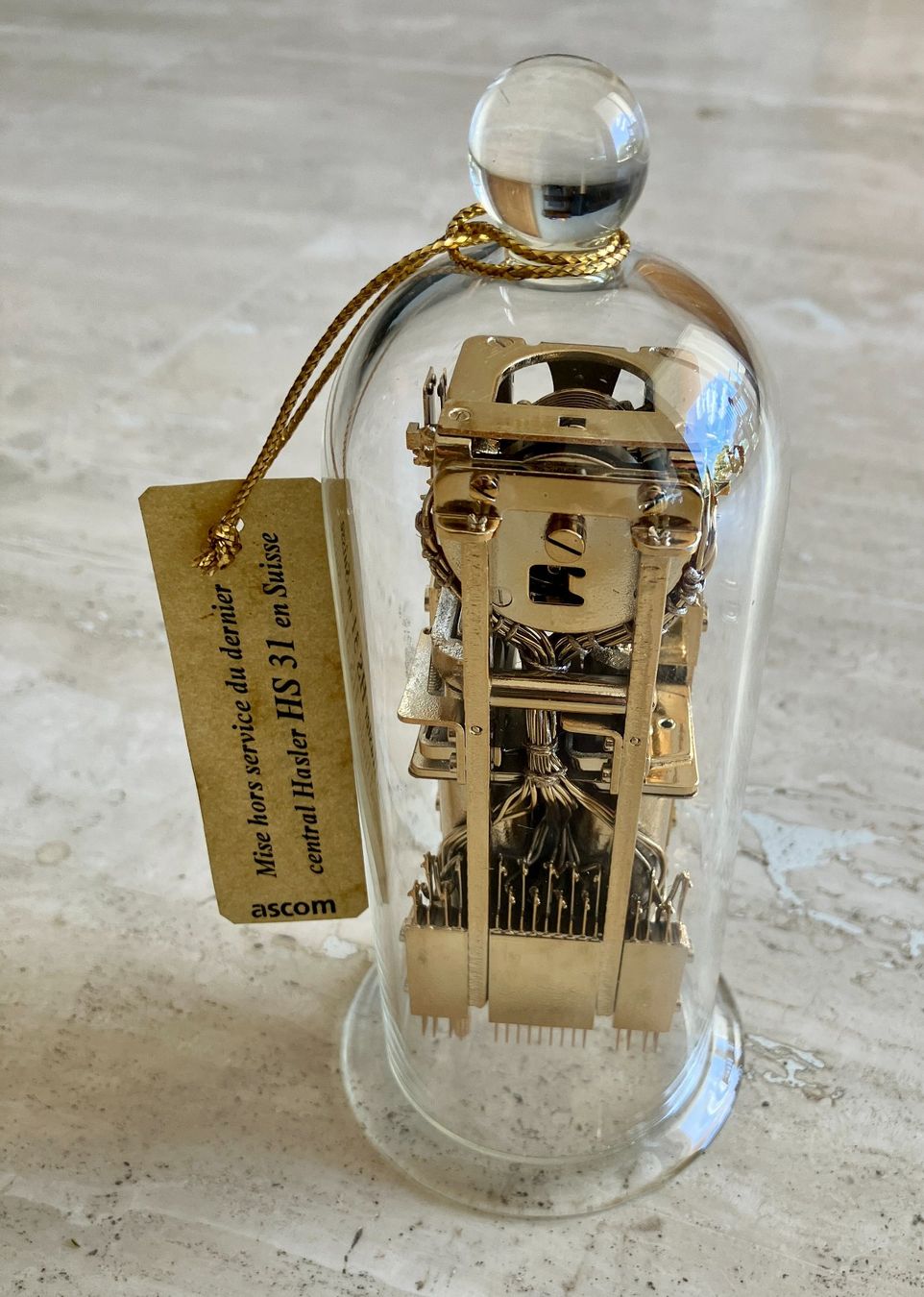 Tutte le decorazioni: Objet commémoratif Ascom/Hasler HS31 sous cloche, Steampunk – Nuovo (secondo la descrizione) da Chêne-Bougeries venduto da Vintage-Era 1
