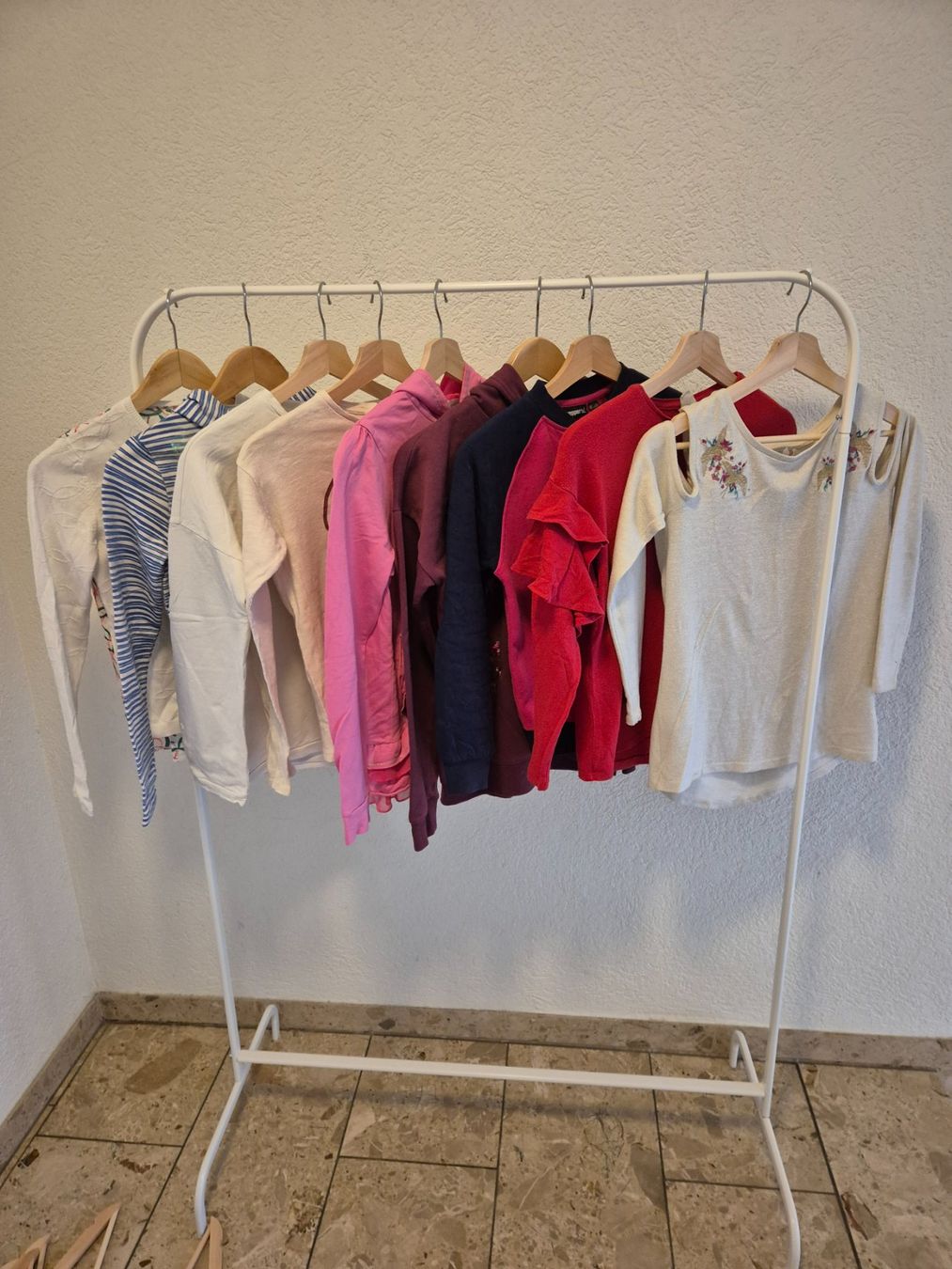 Lotti & Set di vestiti: Kleiderpaket, 8 Pullis, Mädchen 11-12 Jr. – Usato da Rieden AG venduto da Lapca