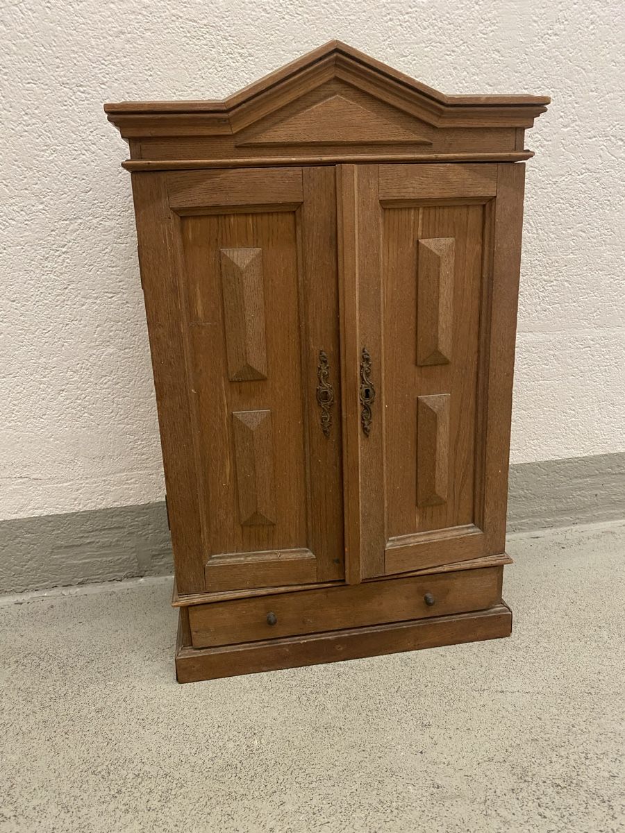 Armoires: Antike Apotheke Schrank  – D'occasion à Männedorf par Adamiat