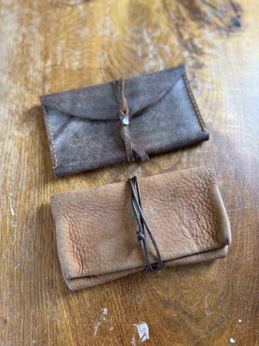 Altri Prodotti per fumatori: Zwei Tabak-Ledertaschen – Usato da Ebmatingen venduto da cb5_8sgx