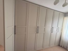 Kleiderschrank weiss 6-tuerig mit Einlegeboeden und Schublad