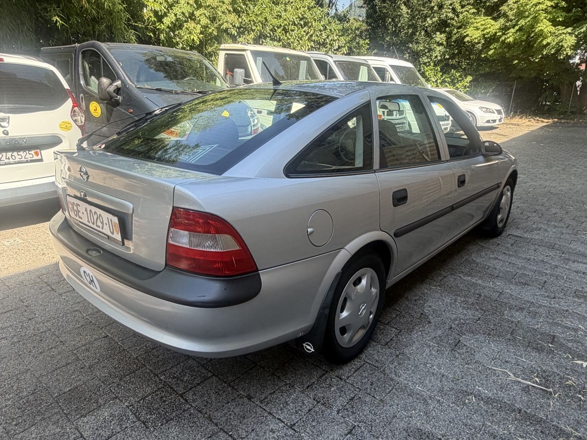 Opel Automobili: Opel Vectra 2.0 manuelle, essence – Usato da Veyrier venduto da Chessmann_Douane1255 2