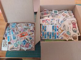 Briefmarken auf Papier und lose Briefmarken