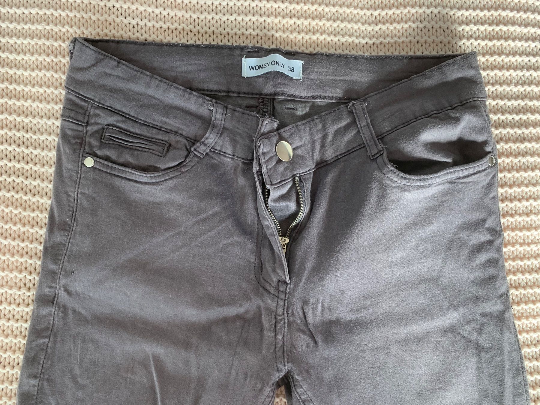 Pantaloni: Pantalon slim taille basse gris – Usato da Montreux venduto da iizaa811 1