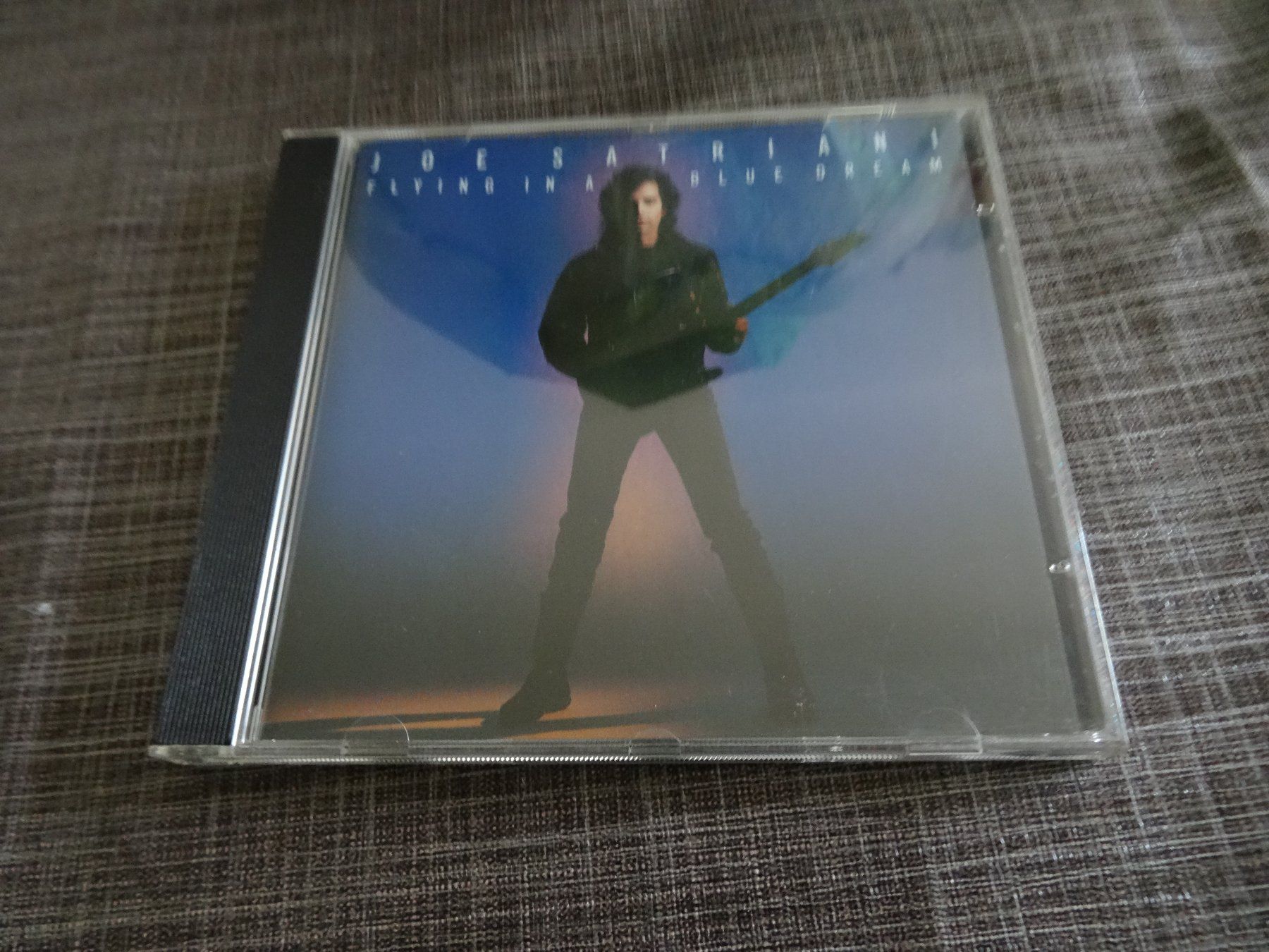 CD: Joe Satriani - Flying in a Blue Dream CD – Usato da Olten venduto da Disc-Ausverkauf