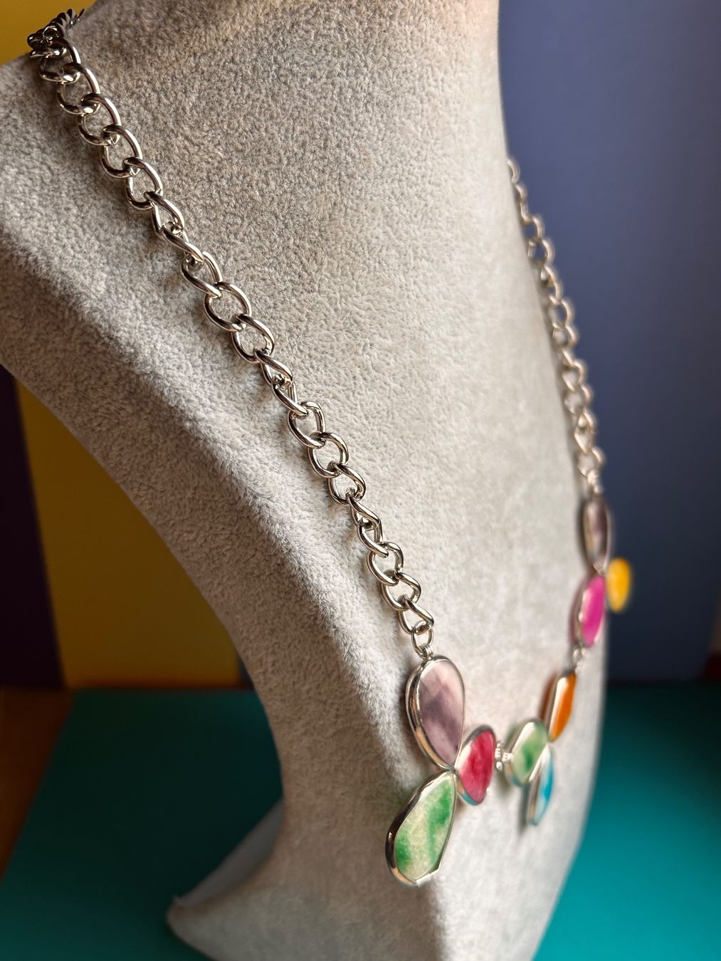 Ketten: Fröhlich bunte Kette mit farbigen Steinen (ca.60cm) – Gebraucht aus Dittingen von Bijoubelle 3