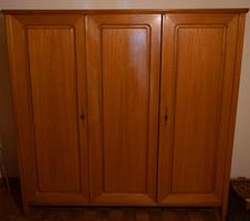 Massivholzschrank