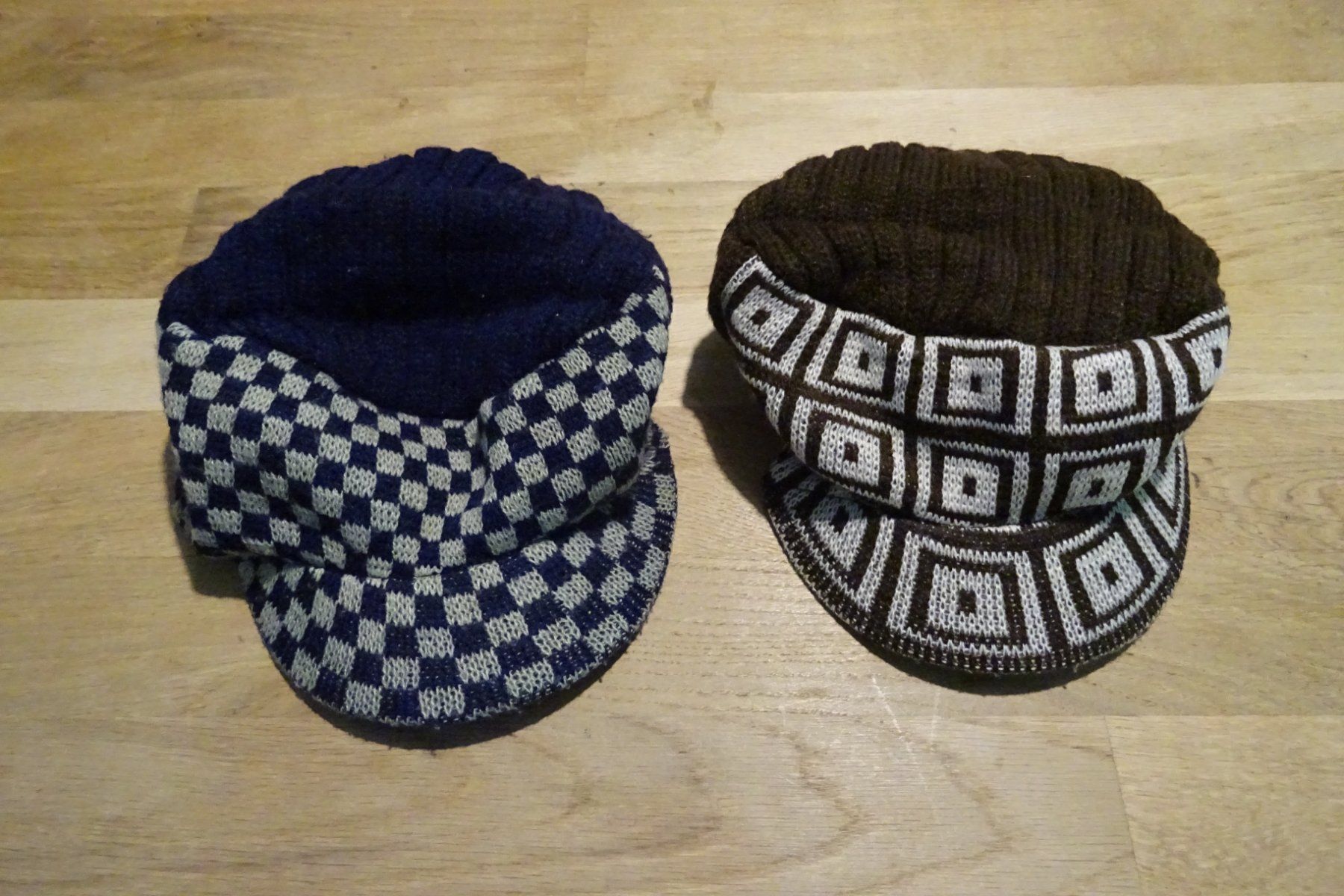 Autres vêtements garçon: 2 Strickmützen "one size" – D'occasion à Urtenen-Schönbühl par Chaeppeler