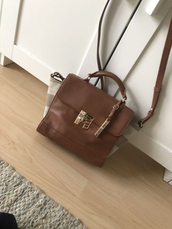 Tommy Hilfiger Umhängetasche mit goldener Schnalle. Top!