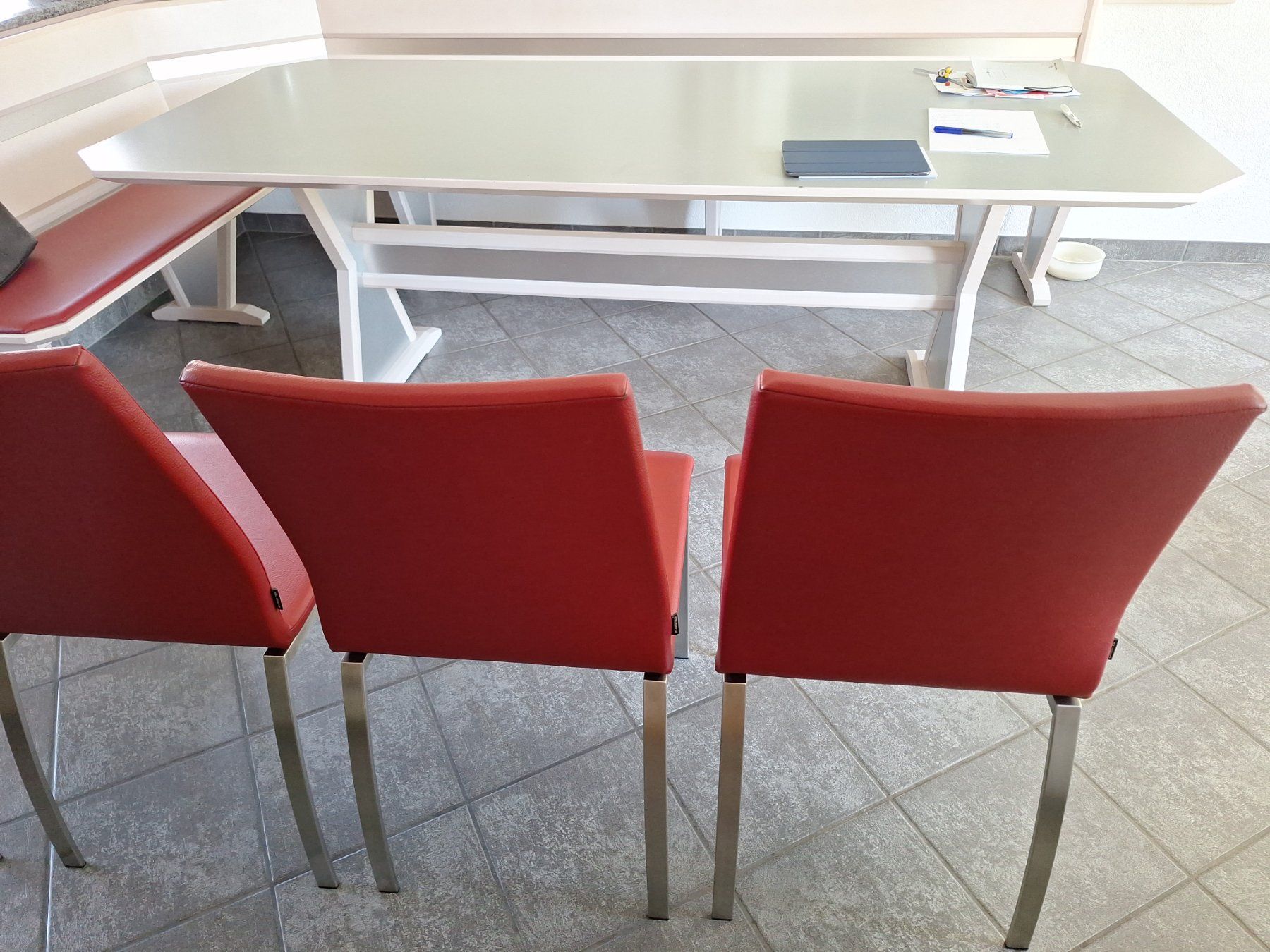 Set di tavolo e panche: Grosser Esstisch mit Eckbank und Stühlen - Rot – Usato da Altstätten SG venduto da bon_sy7p 4