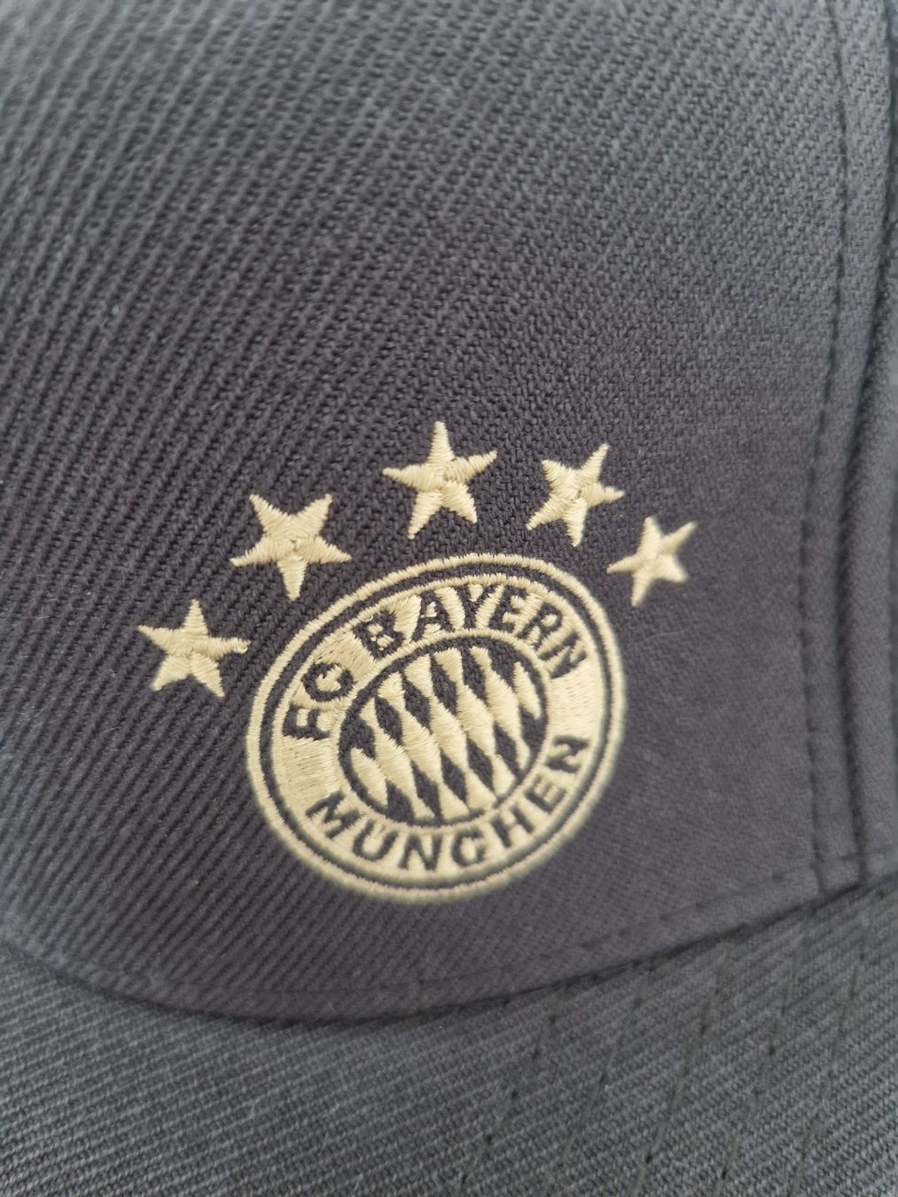 Bayern München Altro abbigliamento per bambino: FC Bayern 2 Kappen – Usato da Oberbüren venduto da dani_brunner 7