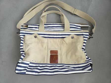 Handtasche Diesel mit Streifenmuster für den Sommer