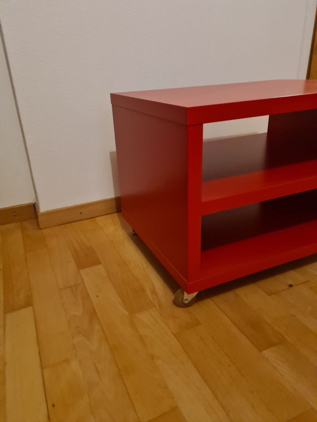 Ikea Tavoli: Rotes beistell Tisch mit Rollen – Usato da Zürich venduto da IgnacioTamayo 1
