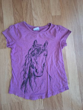 Lila Kurzarm-Shirt mit Pferdemotiv, Grösse 134/140