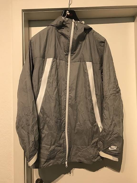 Nike Giacche: Veste NIKE grise M – Usato da Muri b. Bern venduto da Saldayann